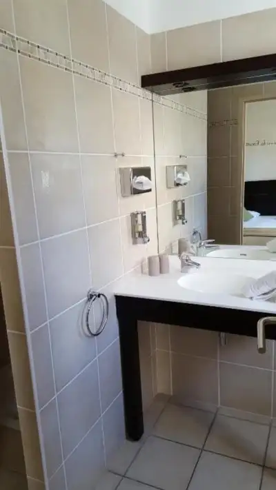 hotel sanary sur mer avec piscine